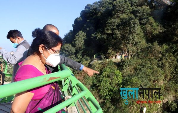 चन्द्रागिरीमा मिनी रेलसहित साकुरा पार्क (फोटो फिचर)