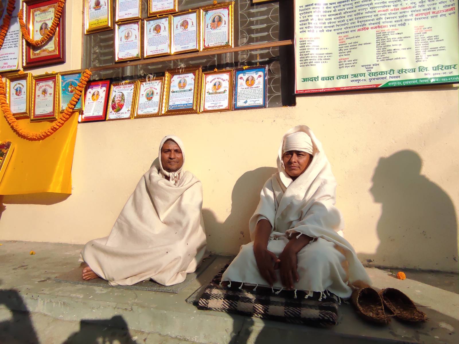 दाजुसँग आमाको किरियामा कोरा बसिन् छोरी