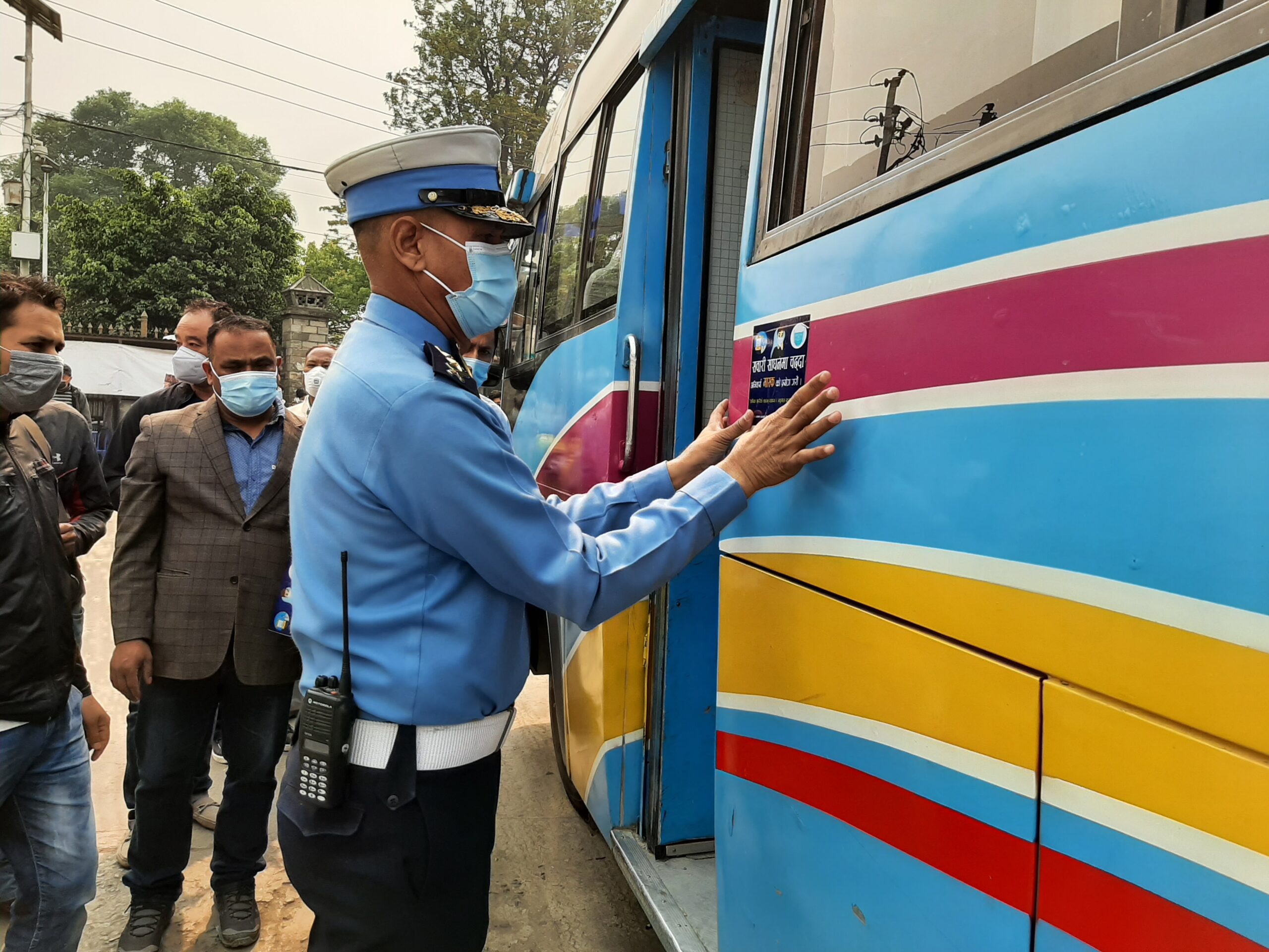 कोरोना संक्रमणविरुद्ध ट्राफिक प्रहरीको सावधानी