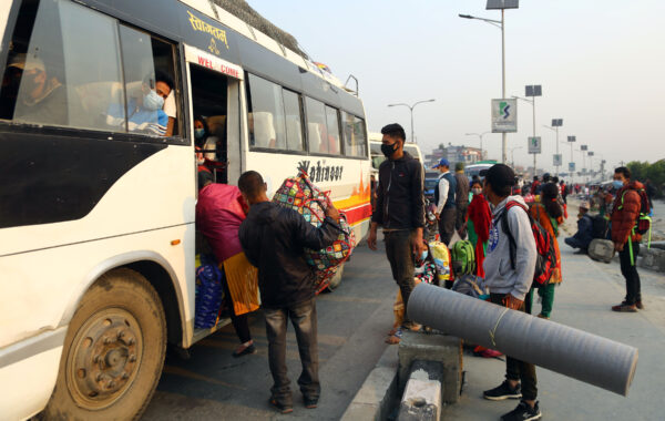 निषेधाज्ञाको निर्णयसँगै उपत्यका छाड्नेहरूको भीड बढ्यो (फोटोफिचर)