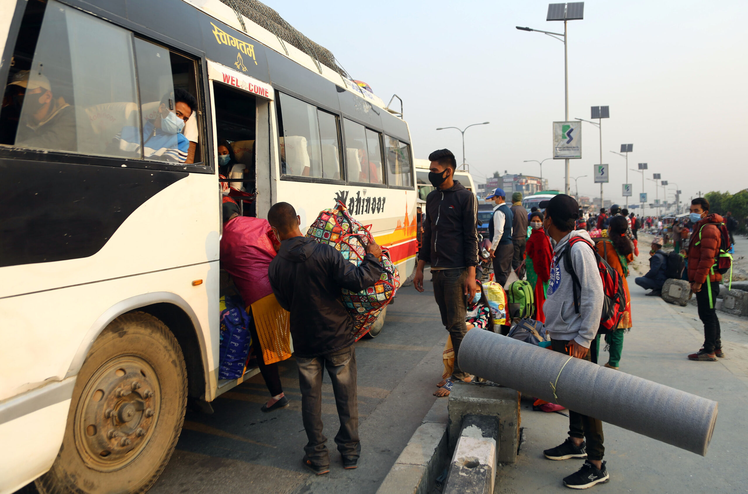 निषेधाज्ञाको निर्णयसँगै उपत्यका छाड्नेहरूको भीड बढ्यो (फोटोफिचर)