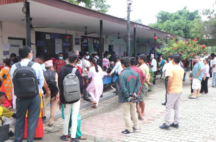 भरतपुर आँखा अस्पतालमा  बिरामीको  भीड